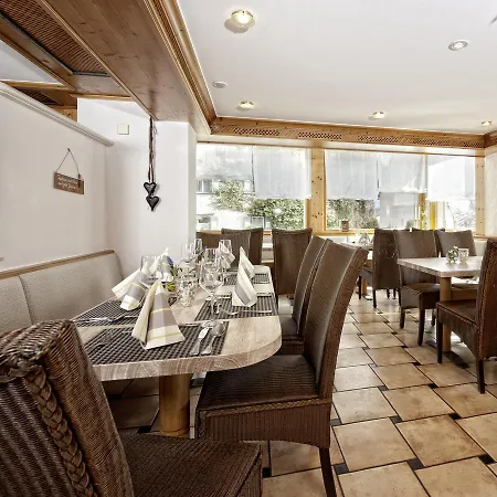 Landgasthof Baeren 3* تروسينغن